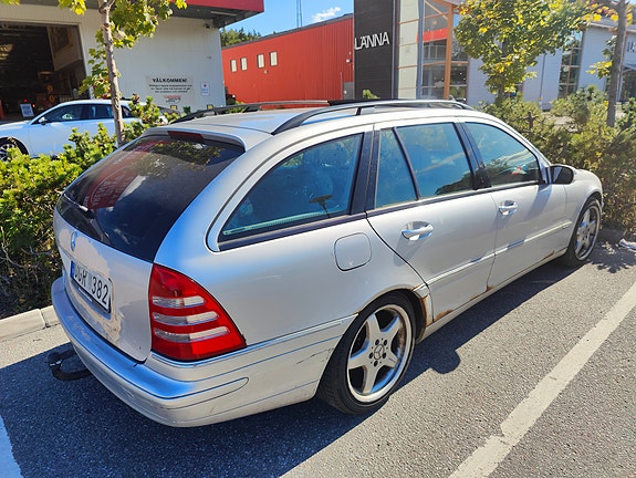 Mercedes-Benz C320 2 of 3