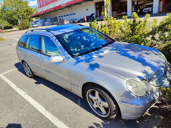 Mercedes-Benz C320 3 of 3