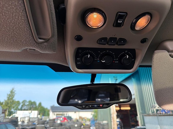 Chevrolet Suburban 27 of 29