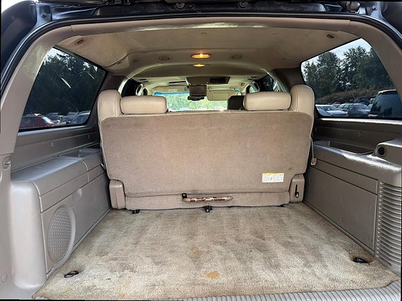 Chevrolet Suburban 12 of 29