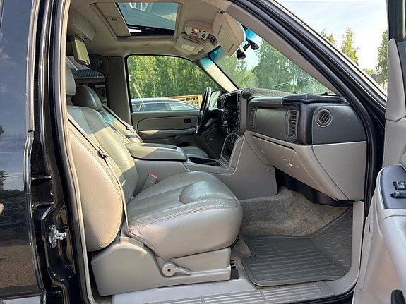 Chevrolet Suburban 14 of 29