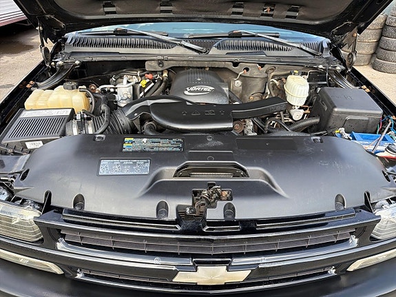 Chevrolet Suburban 22 of 29