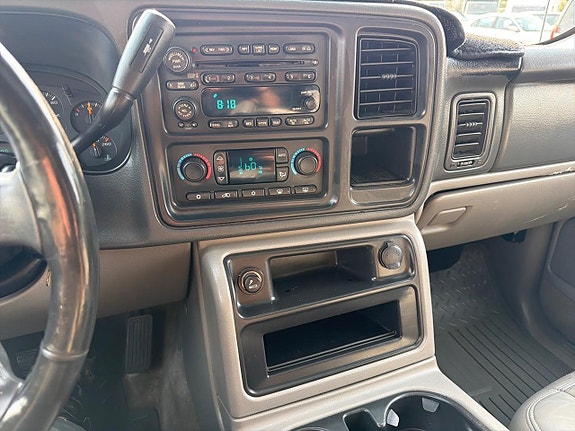 Chevrolet Suburban 20 of 29