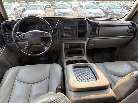 Chevrolet Suburban 13 of 29