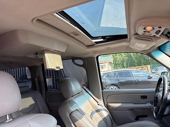 Chevrolet Suburban 25 of 29