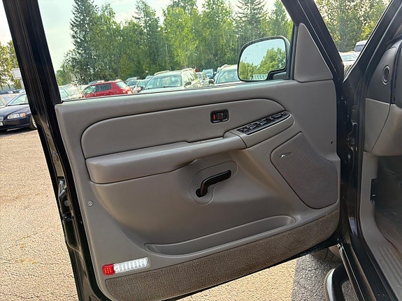 Chevrolet Suburban 26 of 29