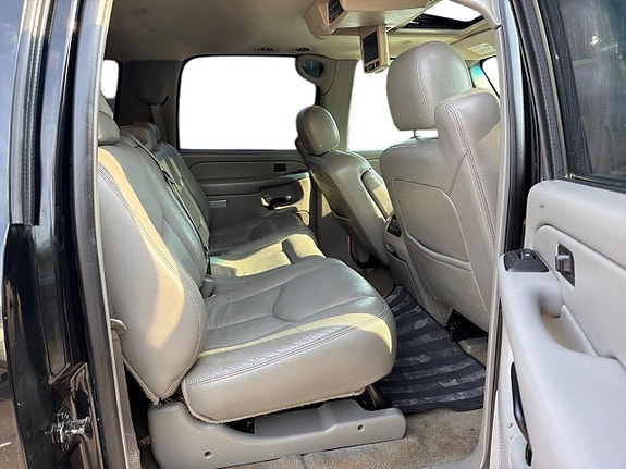 Chevrolet Suburban 10 of 29