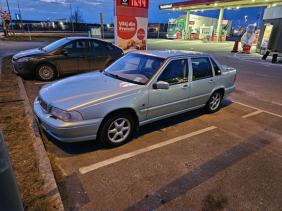 Volvo S70 2 of 5