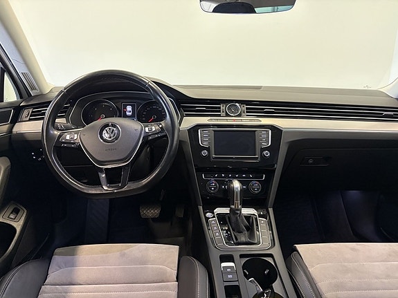 Volkswagen Passat 13 of 23