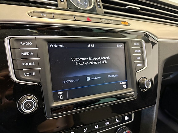 Volkswagen Passat 19 of 23