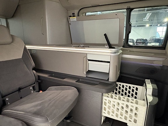 Volkswagen California 10 of 16