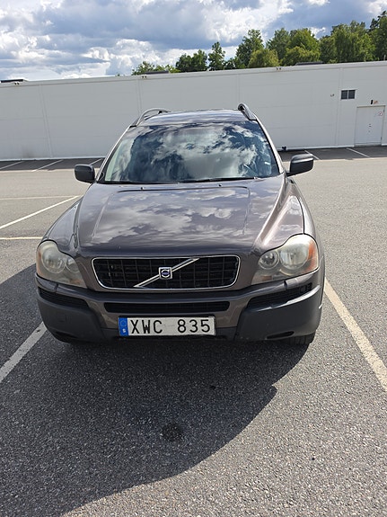 Volvo XC90 2 of 10