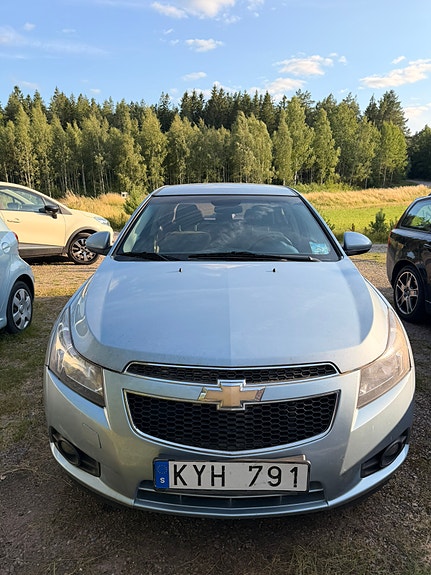 Chevrolet Cruze 2 of 5