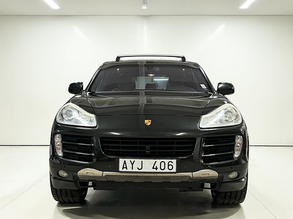 Porsche Cayenne S 2 of 5