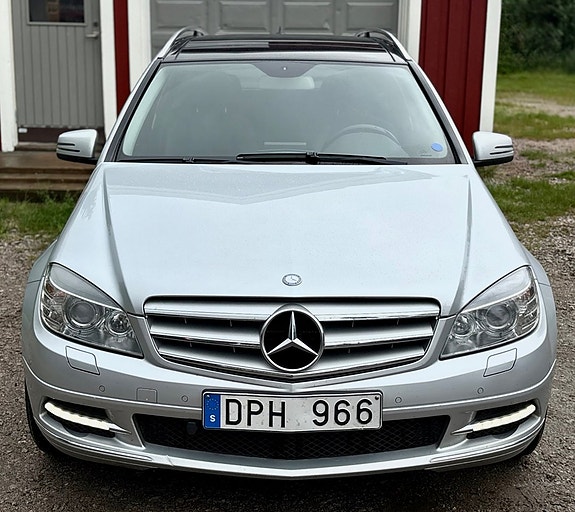 Mercedes-Benz C350 2 of 5