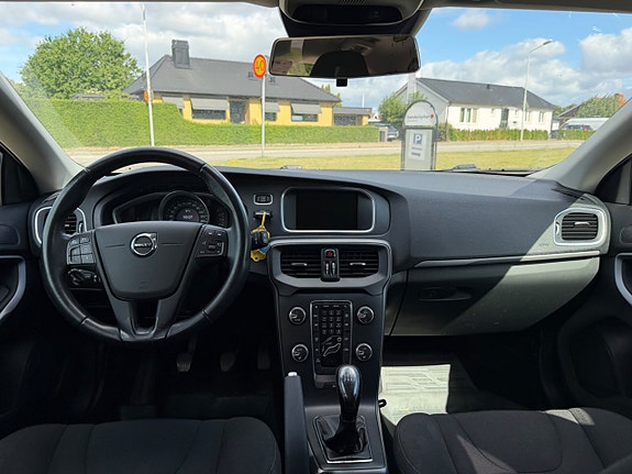 Volvo V40 10 of 15