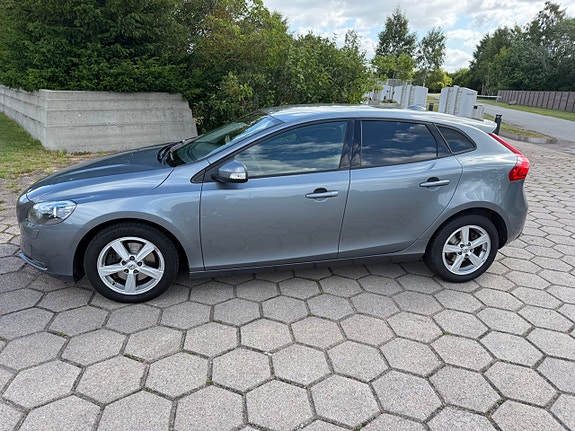 Volvo V40 2 of 5