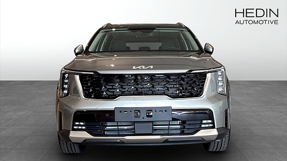 Kia Sorento 2 of 12