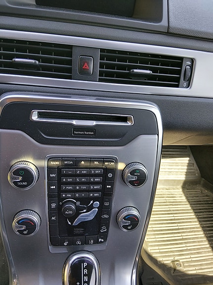 Volvo XC70 3 of 5