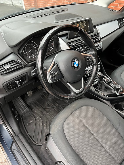 BMW 218i 4 of 5