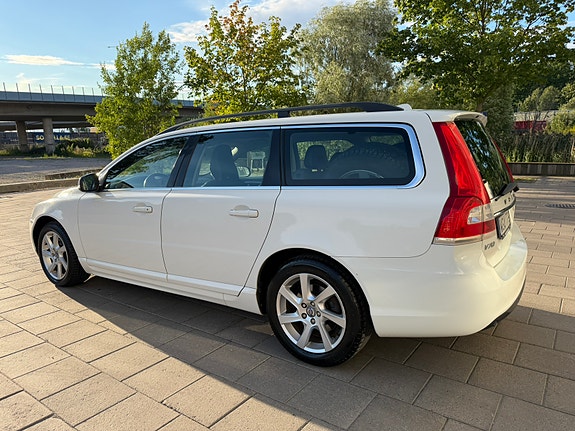 Volvo V70 2 of 5