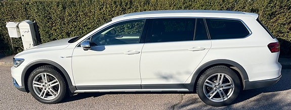Volkswagen Passat Alltrack 3 of 5
