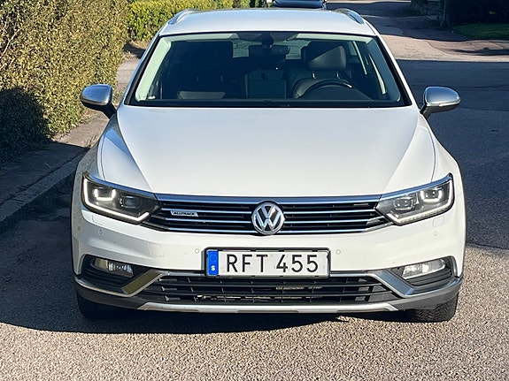 Volkswagen Passat Alltrack 2 of 5