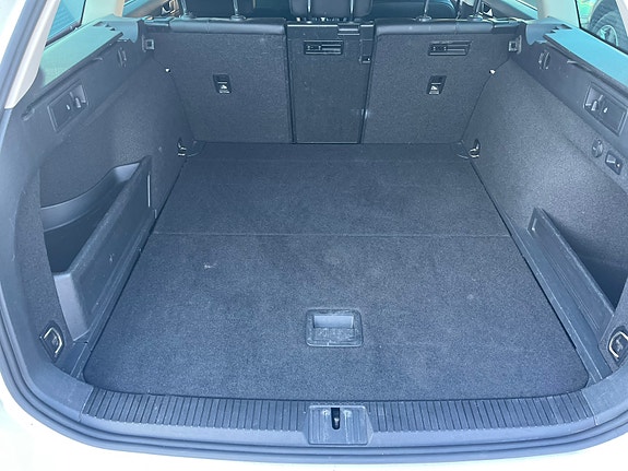 Volkswagen Passat Alltrack 12 of 13