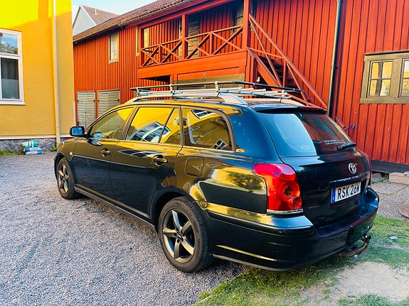 Toyota Avensis 4 of 5
