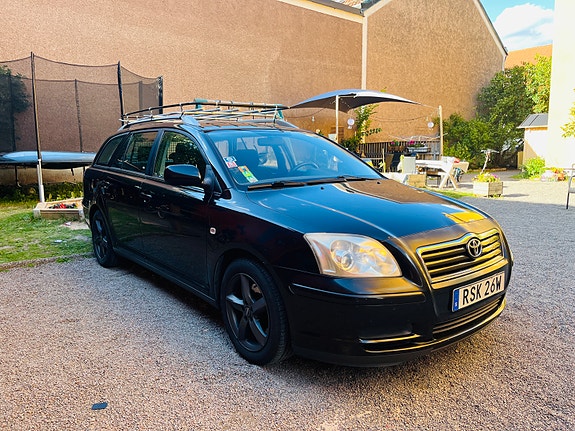 Toyota Avensis 2 of 5