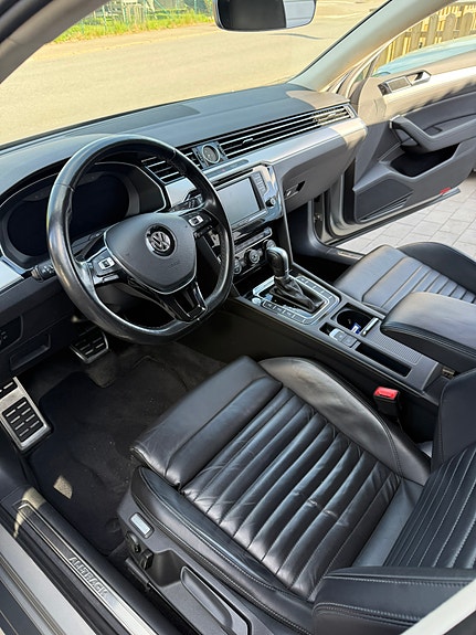Volkswagen Passat Alltrack 3 of 8