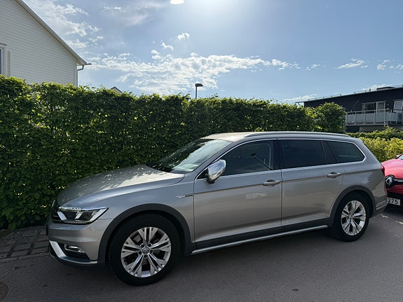 Volkswagen Passat Alltrack 2 of 8