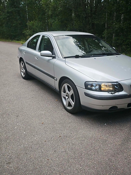 Volvo S60 2 of 5