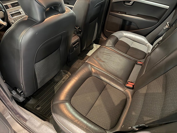 Volvo V70 12 of 16