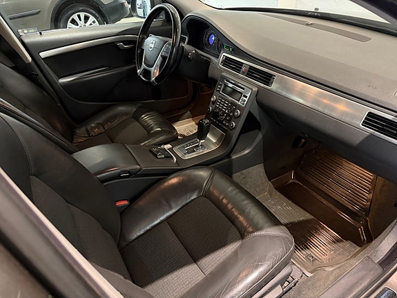 Volvo V70 10 of 16