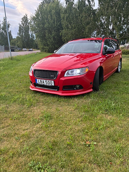 Volvo V70 2 of 5