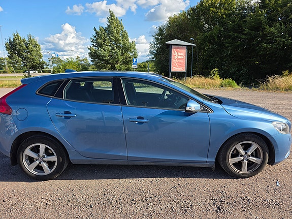 Volvo V40 2 of 5