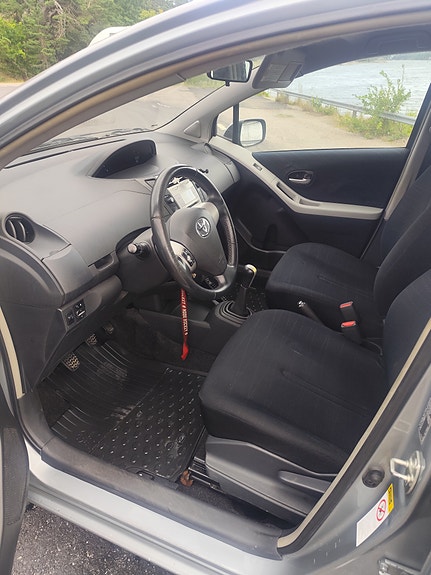 Toyota Yaris 5 of 10