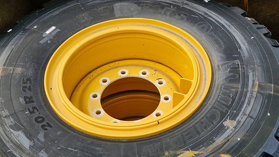 Nya Michelin snoplus 20.5R25 på nya L60 fälgar 4 of 7