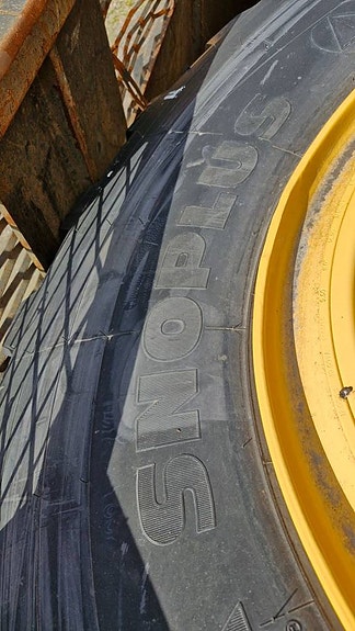 Nya Michelin snoplus 20.5R25 på nya L60 fälgar 2 of 7