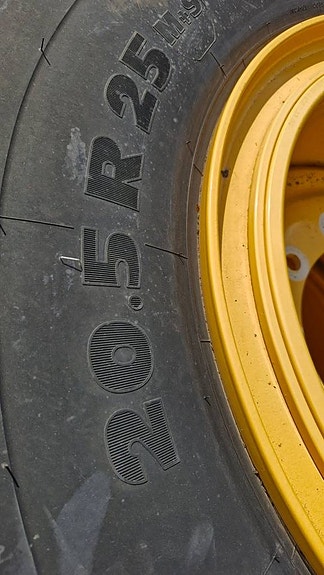 Nya Michelin snoplus 20.5R25 på nya L60 fälgar 3 of 7