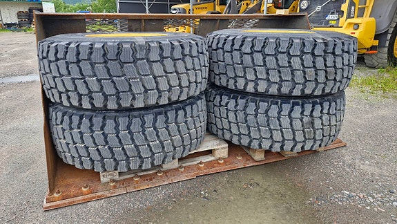 Nya Michelin snoplus 20.5R25 på nya L60 fälgar 7 of 7