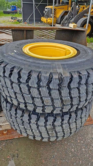 Nya Michelin snoplus 20.5R25 på nya L60 fälgar 5 of 7