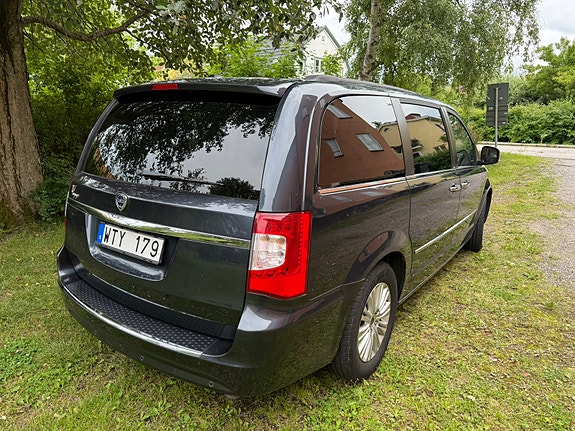 Lancia Voyager 2 of 5