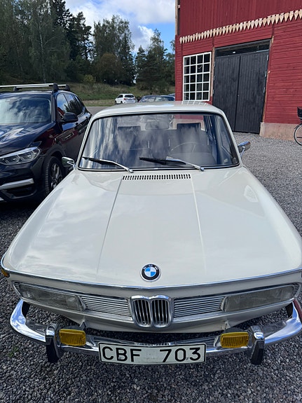 BMW 2000 3 of 5