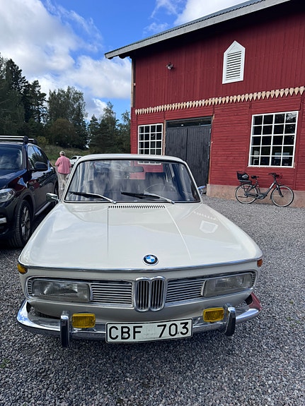 BMW 2000 2 of 5