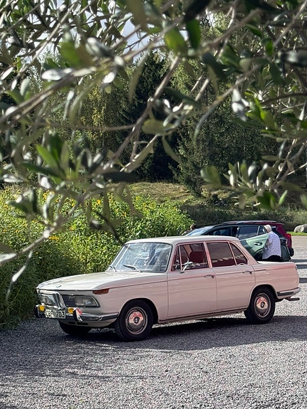 BMW 2000 4 of 5