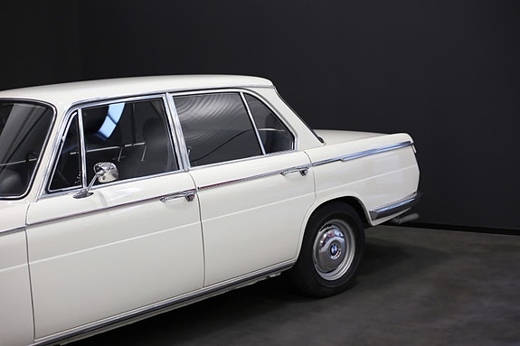 BMW 2000 5 of 5