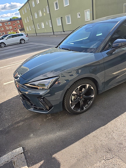 Cupra Leon 2 of 4