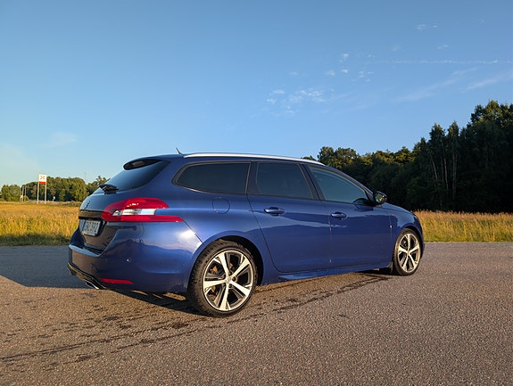 Peugeot 308 SW 2 of 4